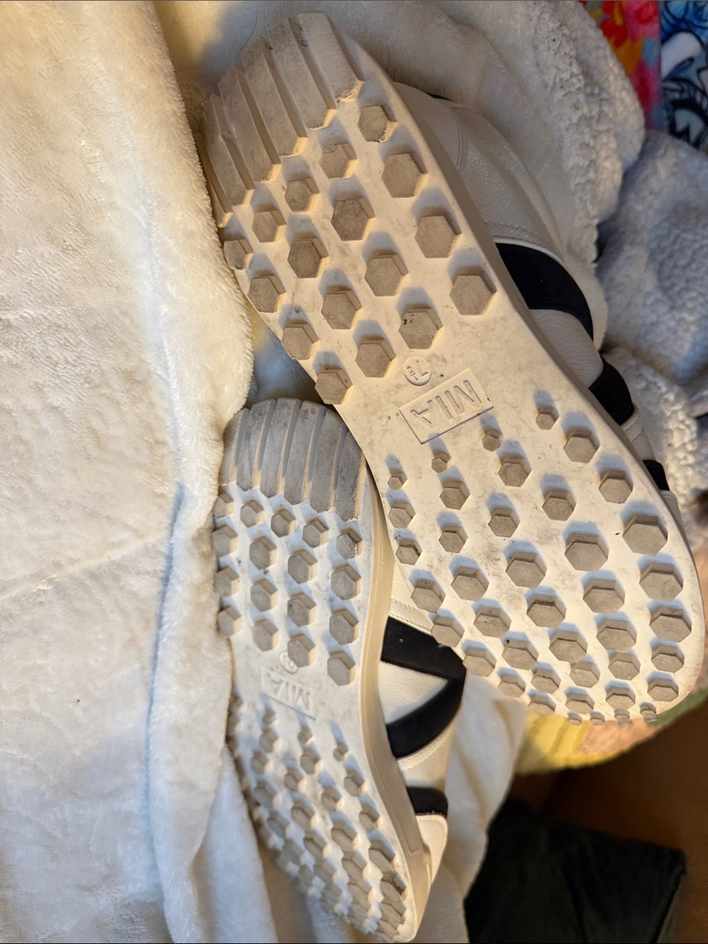 Women’s White and Black Casual Retro Look Sneakers - Picture 5 of 6